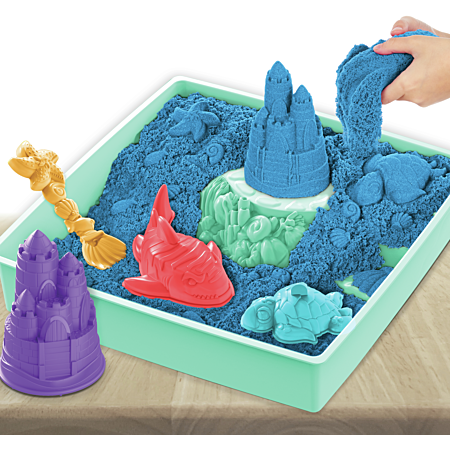 Kinetic Sand, Coffret Bac à sable, 454 g de sable violet, bac à sable, 4 moules et outils, jouets sensoriels pour les enfants à partir de 3 ans Kinetic Sand, Coffret Bac à sable, 454 g de sable violet, bac à sable, 4 moules et outils, jouets sensoriels pour les enfants à partir de 3 ans