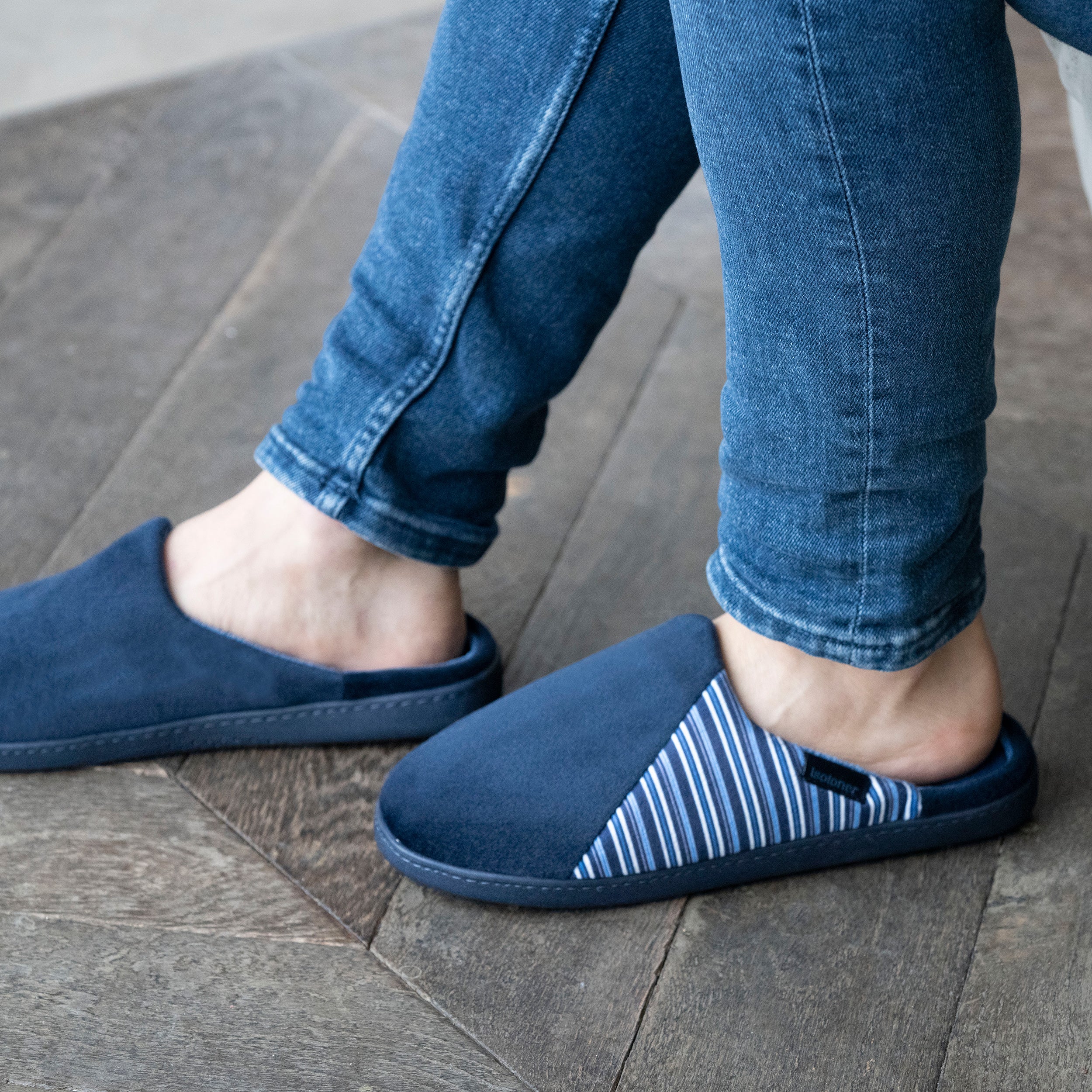 Isotoner Chaussons Homme Isotoner Pantoufles Mules Homme - Semelle Mémoire De Forme, Confort Ultime - Modèle Tartan Noir/Blanc Chaussons Homme Isotoner 42