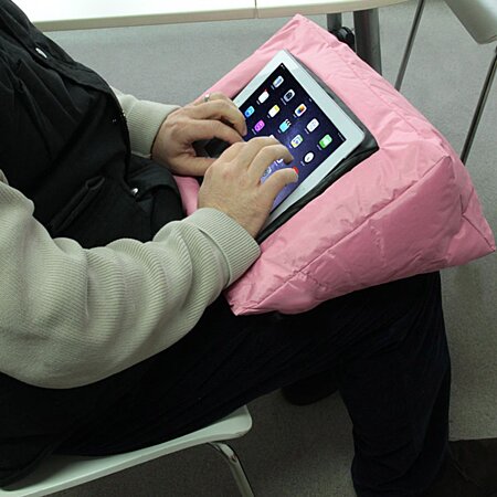 Promo Coussin support pour tablette Pillow Pad New réf. OREIL12NEW chez Cora