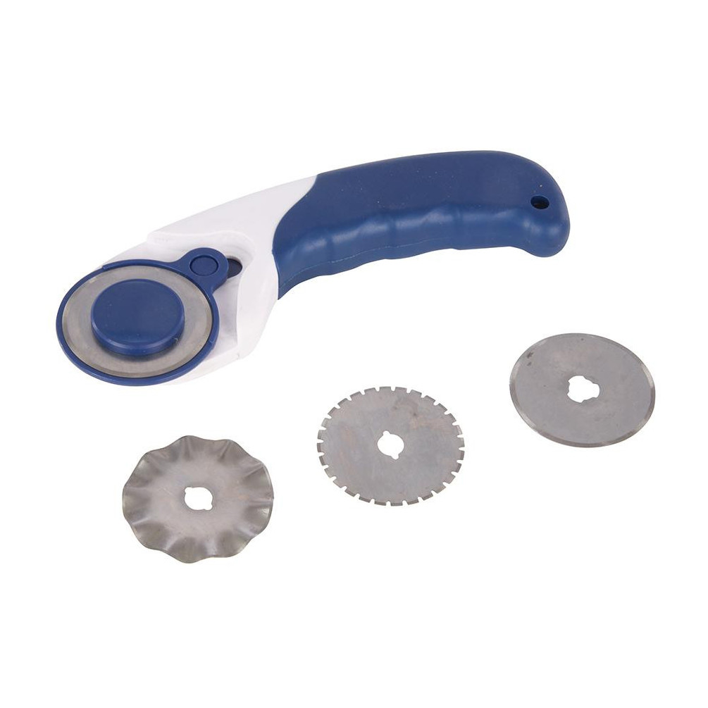 Mains D'une Couturière Effectuant Des Coupes Précises Sur Du Tissu Dans Un Atelier | Photo Premium