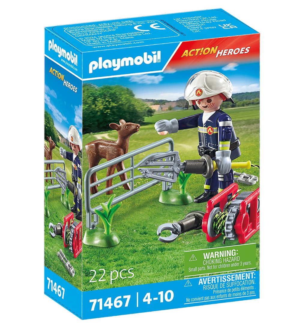 Pompier avec faon à sauver